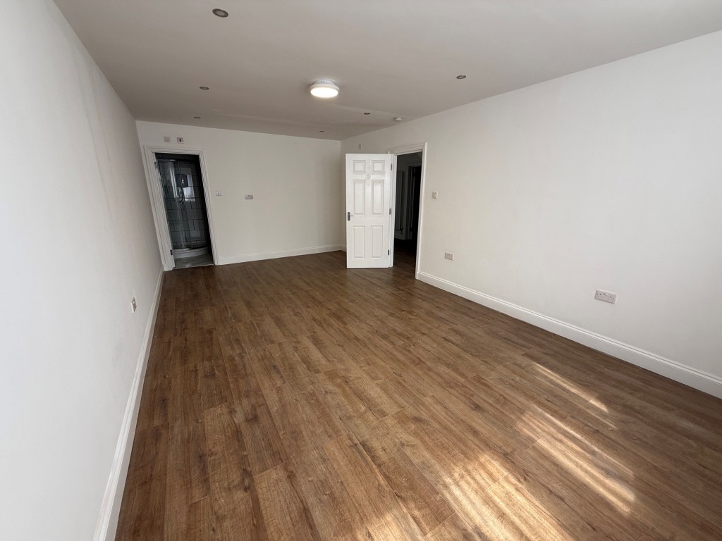 Lot: 166 - HOUSE WITH VERSATILE ACCOMMODATION - Reception room with en suite